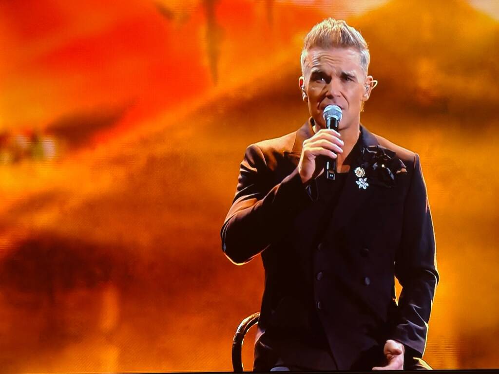 robbie williams superospite alla finale di xfactor