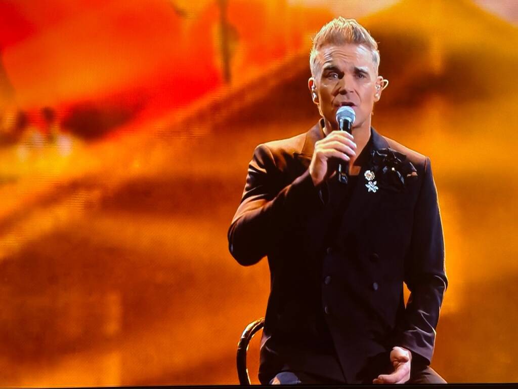 robbie williams superospite alla finale di xfactor