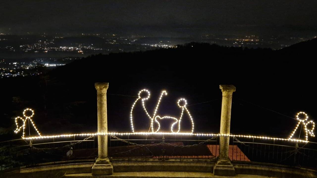 Tra lucine e presepi, si accende la magia del Natale al Sacro Monte