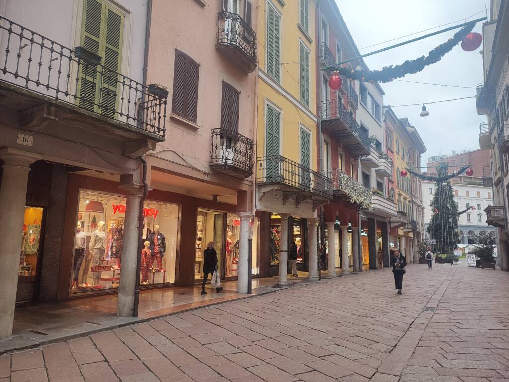 Varese addobbata per Natale