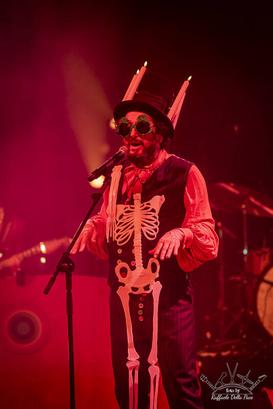 Vinicio Capossela in concerto al Carroponte di Milanoi 