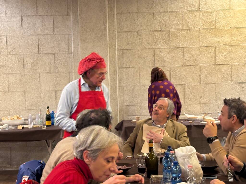 Un risotto dai Monelli in attesa di portare la fiaccola del falò