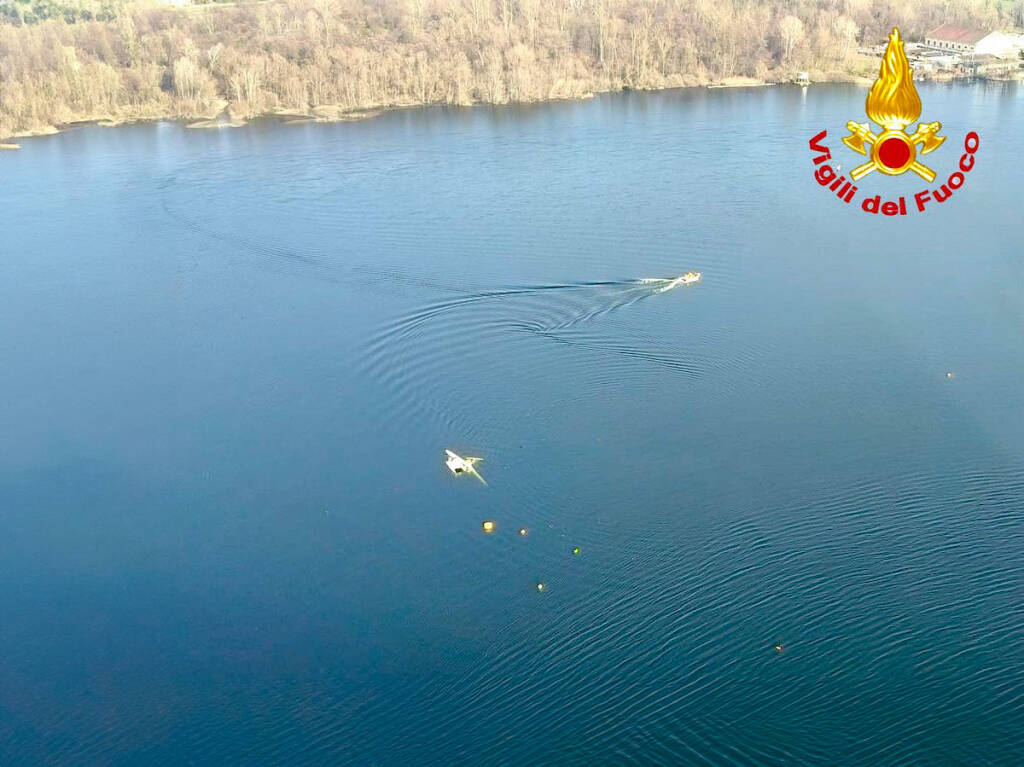Aliante precipita nel lago di varese