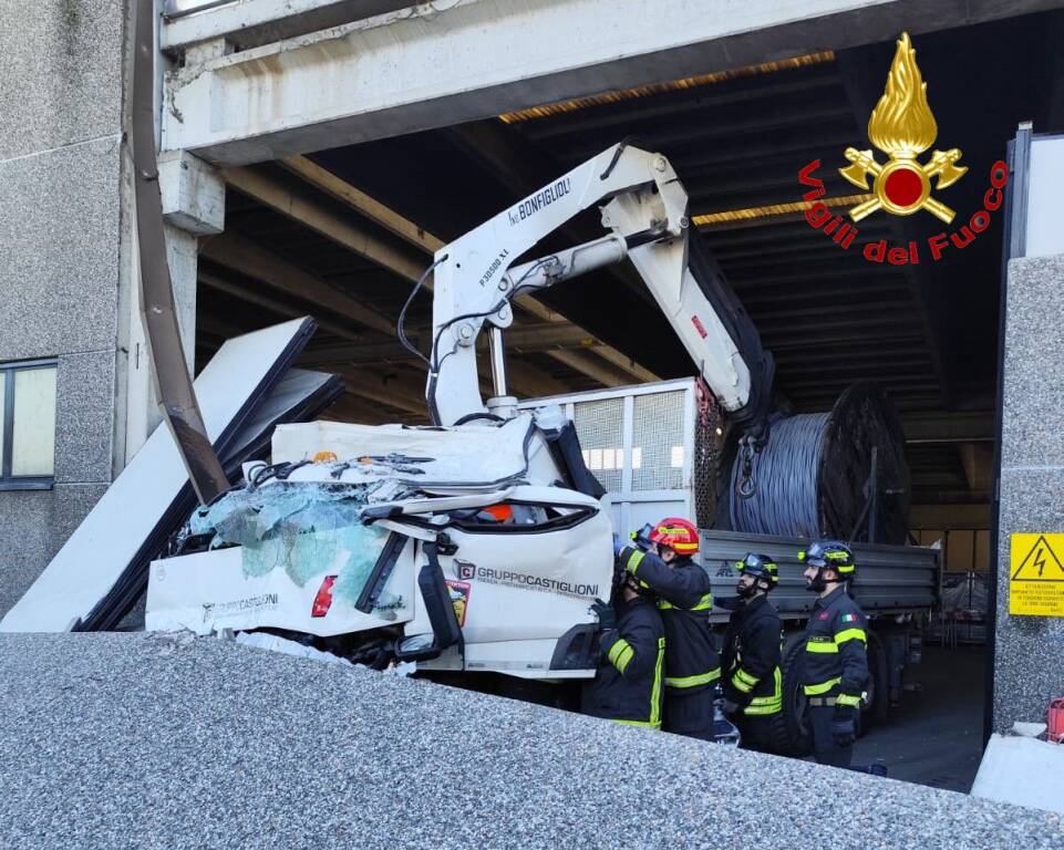 busto arsizio camion travolto lastre cemento