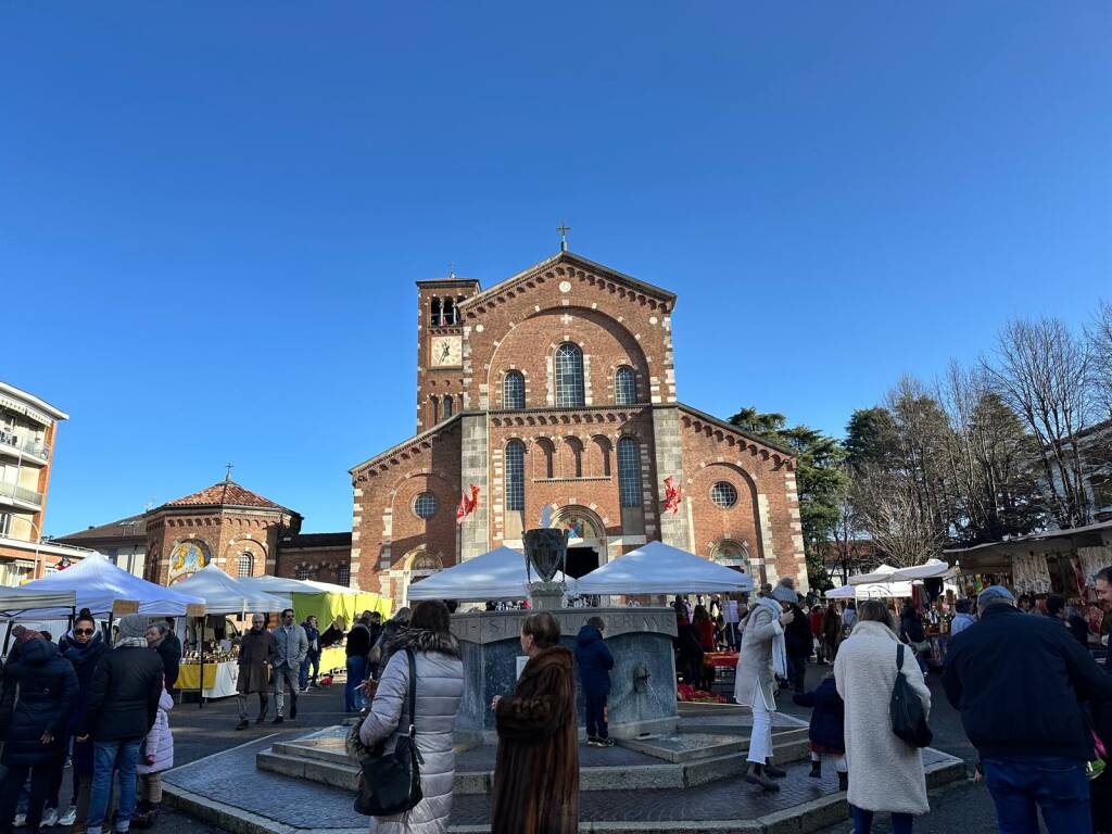 Candelora: via Dante e Piazza SS. Redentore gremite di curiosi