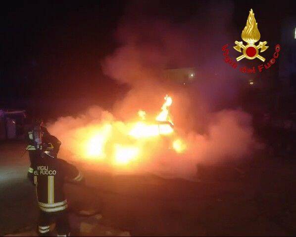 Incendio auto a Cugliate Fabiasco