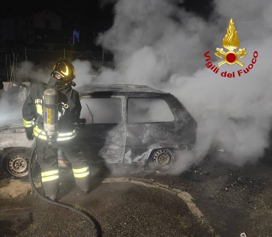 Incendio auto a Cugliate Fabiasco