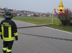 Tre pali a terra a causa di un\'auto fuori strada a Casale Litta