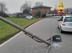 Tre pali a terra a causa di un\'auto fuori strada a Casale Litta