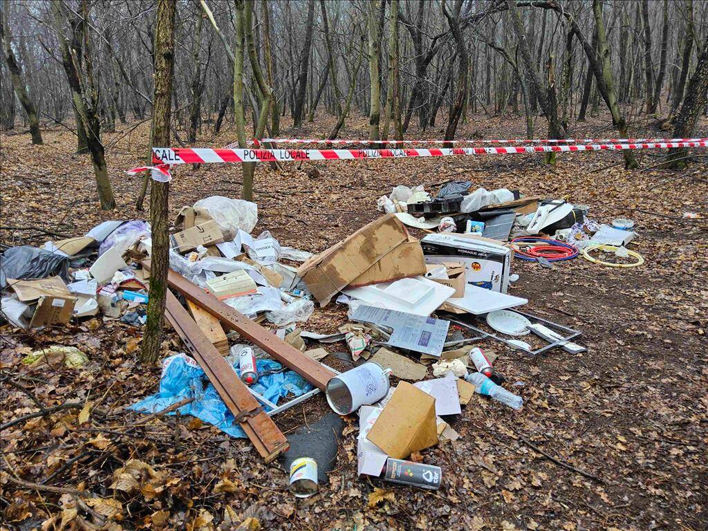 Dall'autofficina al bosco: rifiuti abbandonati a Gallarate