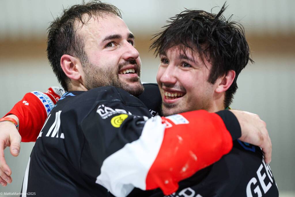 I festeggiamenti del Feltre per la vittoria della Coppa Italia a Varese
