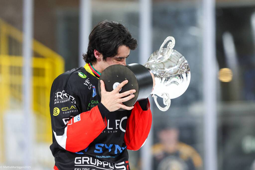 I festeggiamenti del Feltre per la vittoria della Coppa Italia a Varese