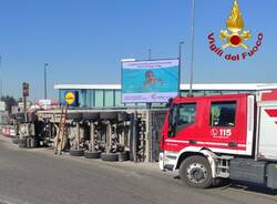 Saronno - Camion ribaltato
