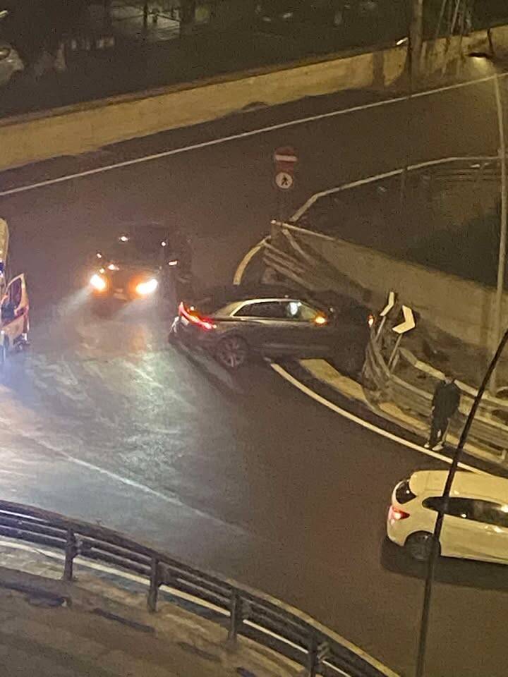 Schianto nella notte in Largo Flaiano a Varese