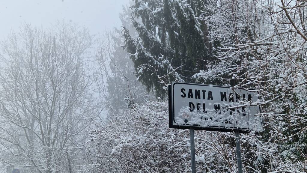 Tetti imbiancati al Sacro Monte
