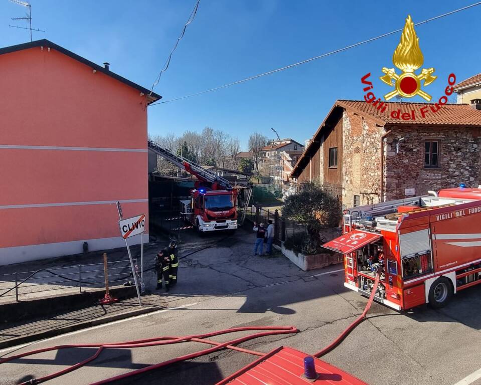 Tetto in fiamme a Clivio, lunghe operazioni di spegnimento e bonifica