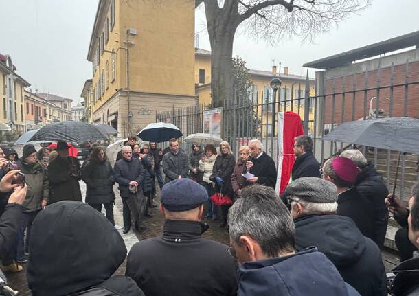Il totem in ricordo di don Alberto a Gallarate