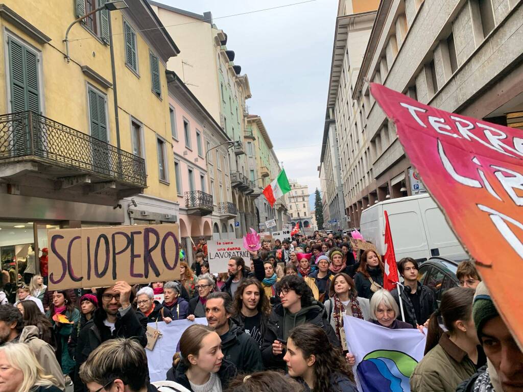 A Varese sfila lo sciopero globale femminista e transfemminista