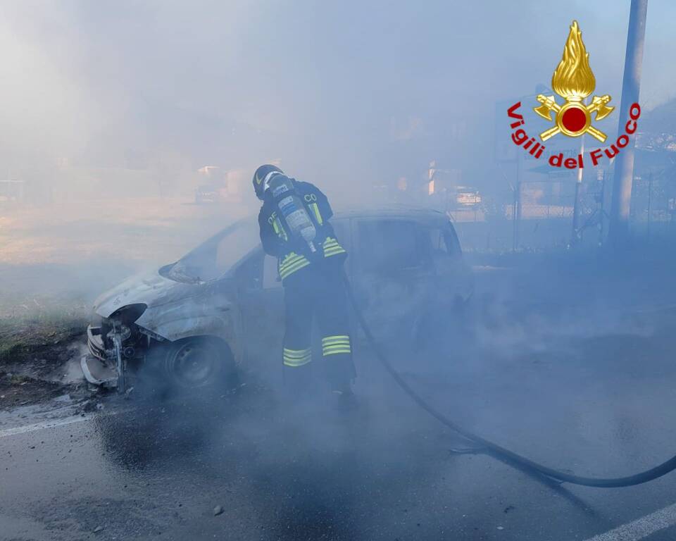 Ato in fiamme a Laveno Mombello