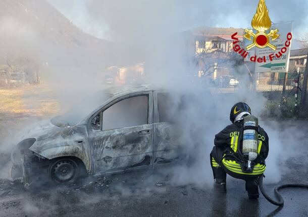 Auto in fiamme a Laveno Mombello, l’intervento dei vigili del fuoco