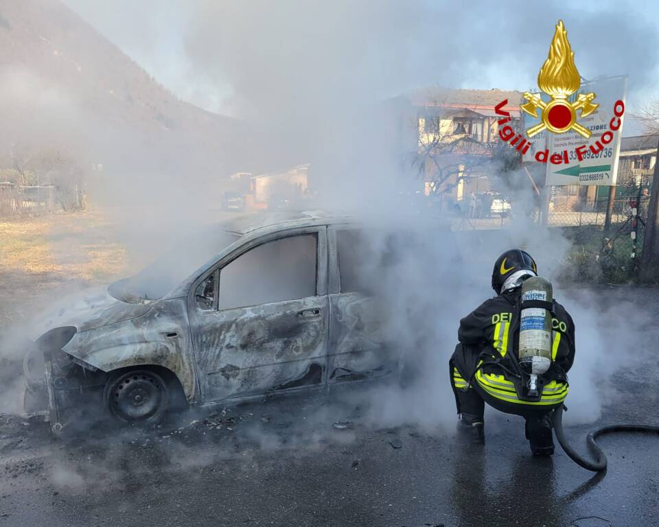 Ato in fiamme a Laveno Mombello