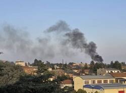 Auto in fiamme in A8, traffico in tilt in entrambe le direzioni