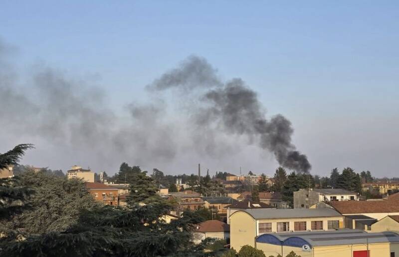 Auto in fiamme in A8, traffico in tilt in entrambe le direzioni