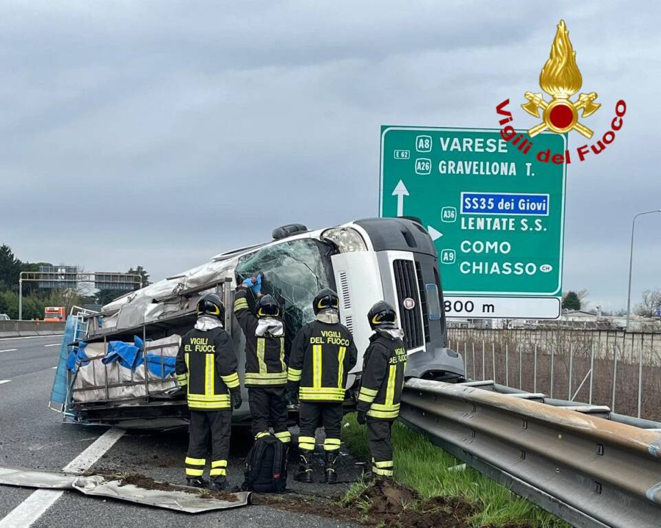 Tir si ribalta in A8
