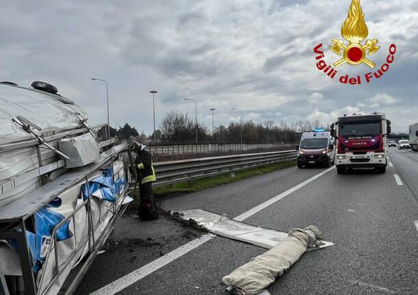 Tir si ribalta in A8