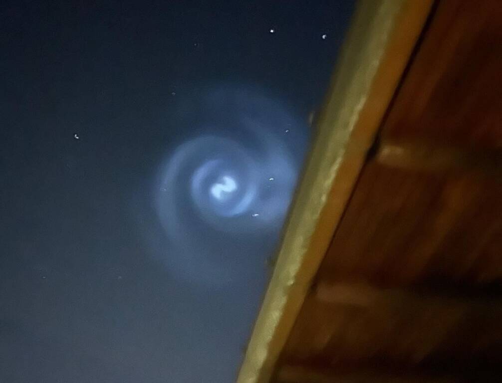 Luci a spirale nel cielo del Varesotto