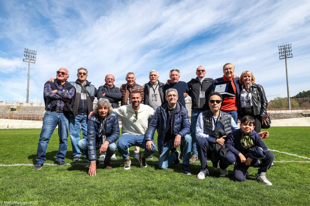 La sfilata delle leggende biancorosse per i 115 di calcio a Varese