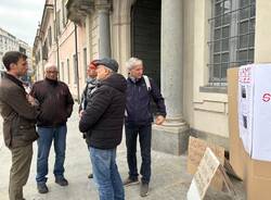 Davanti al comune la protesta dei residenti di via rodari a varese