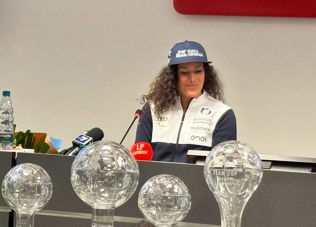 Federica Brignone arriva a Malpensa con la Coppa del mondo di sci alpino