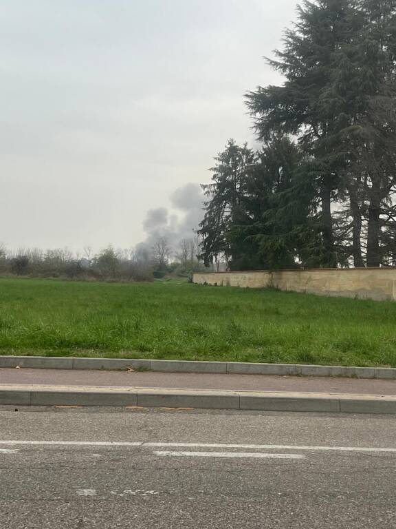 Incendio agli orti di Canegrate in via Bologna 