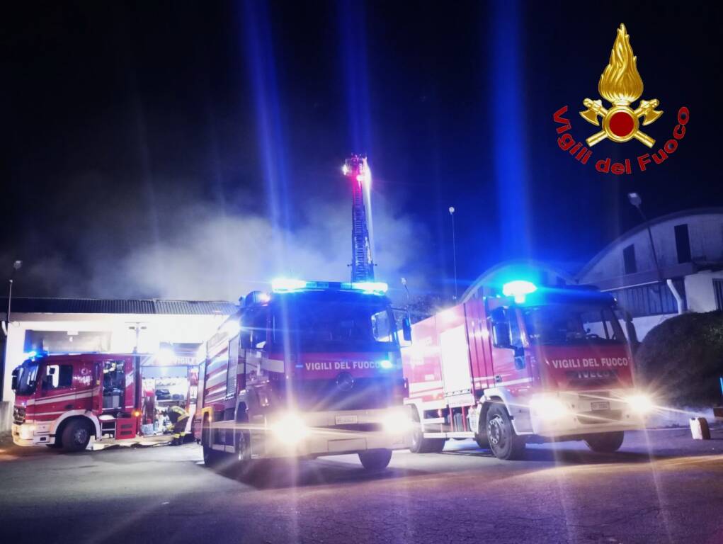 Incendio in un'azienda di materassi a Gorla Minore
