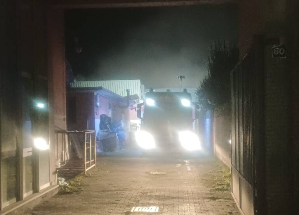 Incendio in un'azienda di materassi a Gorla Minore