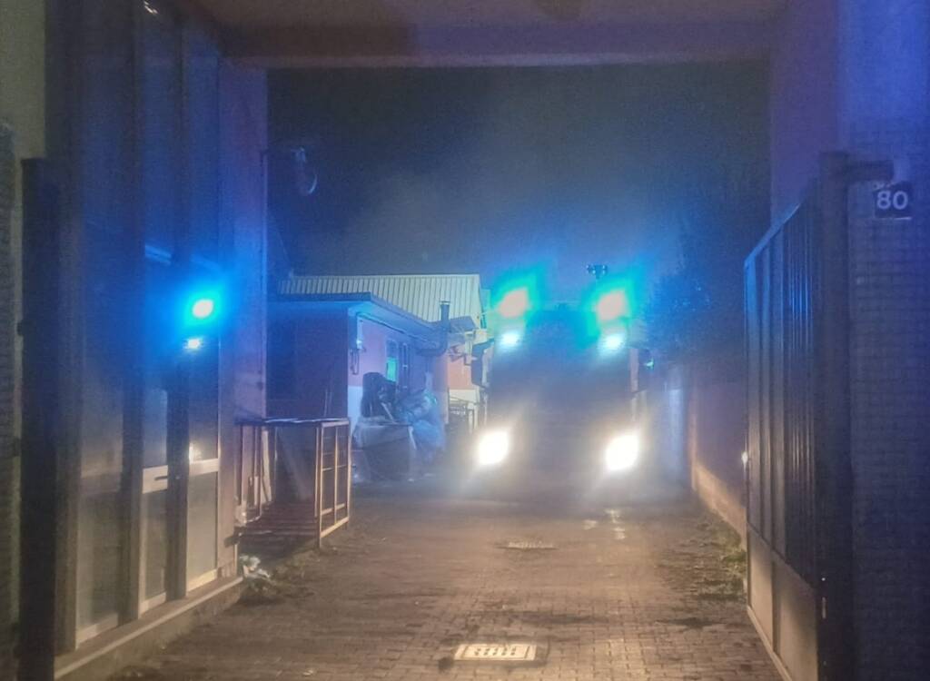 Incendio in un'azienda di materassi a Gorla Minore