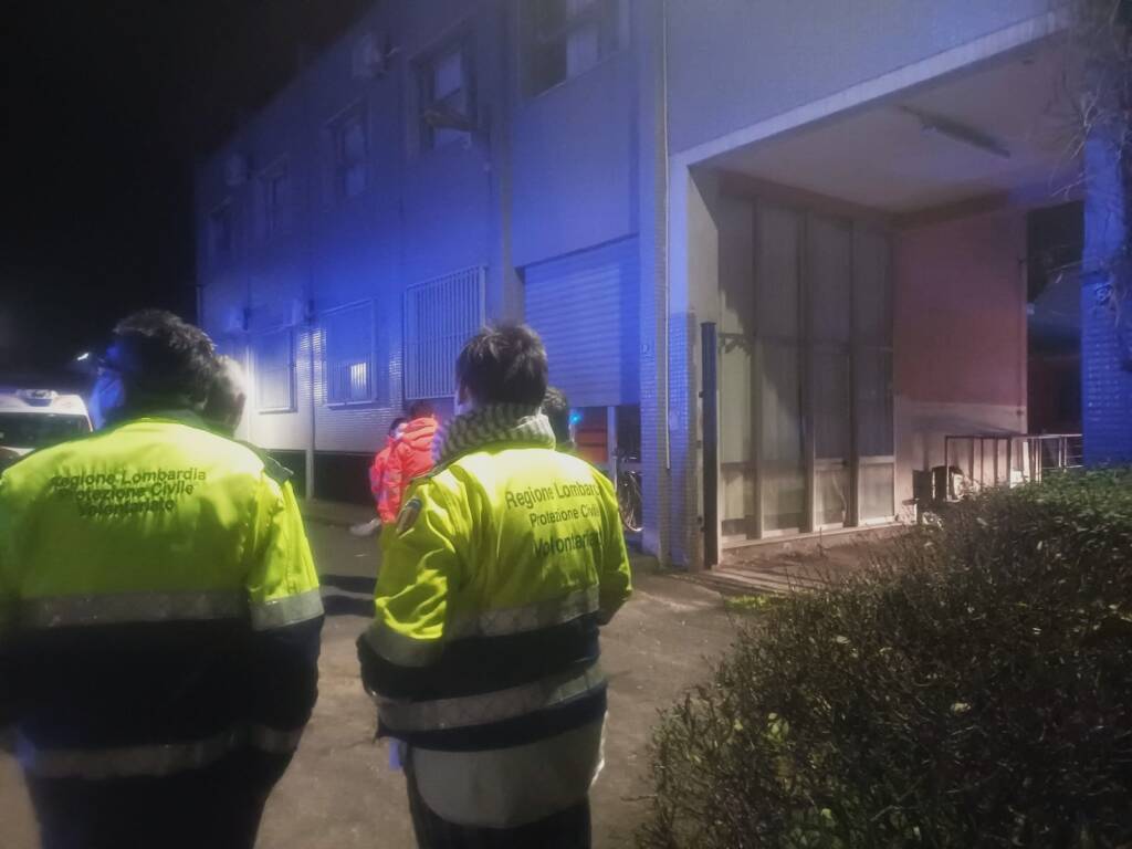 Incendio in un'azienda di materassi a Gorla Minore