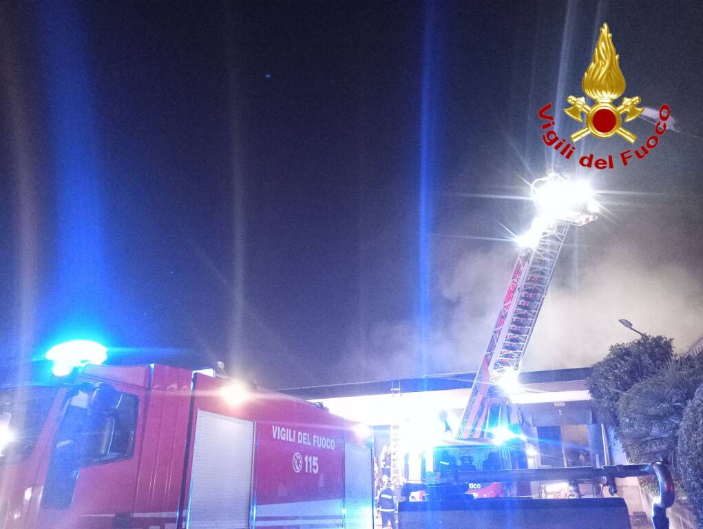 Incendio in un'azienda di materassi a Gorla Minore
