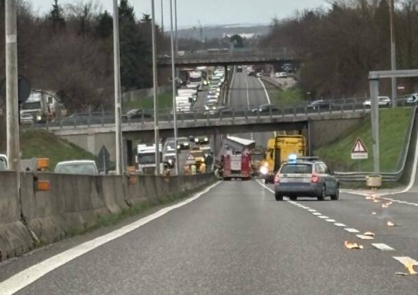 Tir urta un guard rail e si ribalta sulla 336 a Gallarate, ferito un uomo