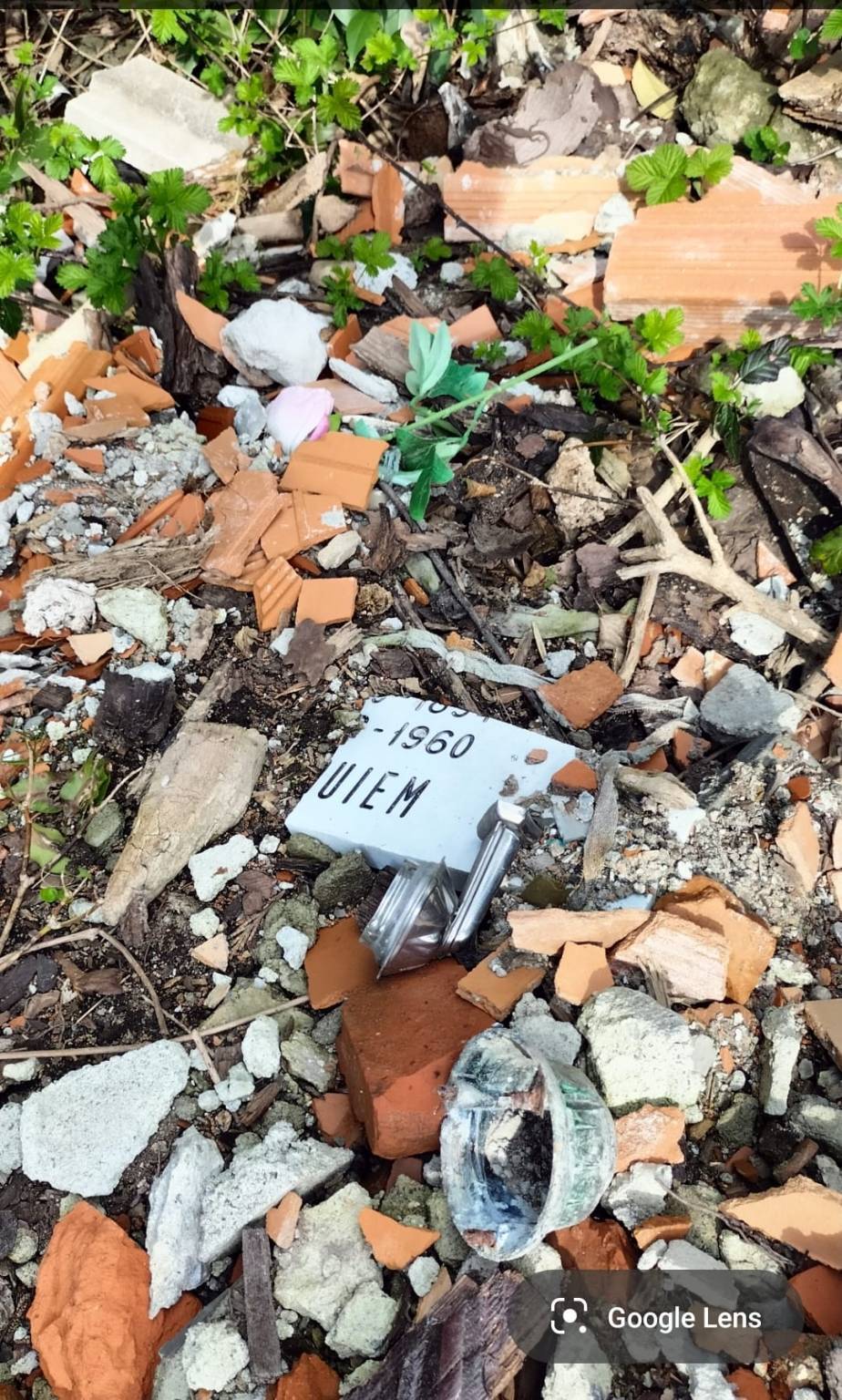 Rifiuti abbandonati nel parcheggio del cimitero di Nerviano