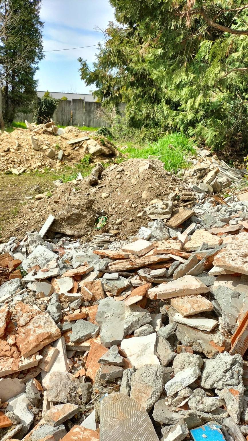 Rifiuti abbandonati nel parcheggio del cimitero di Nerviano