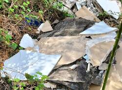 Rifiuti abbandonati nel parcheggio del cimitero di Nerviano
