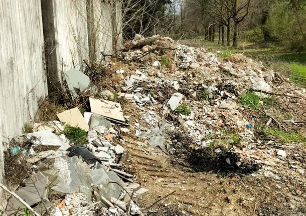 Rifiuti abbandonati nel parcheggio del cimitero di Nerviano