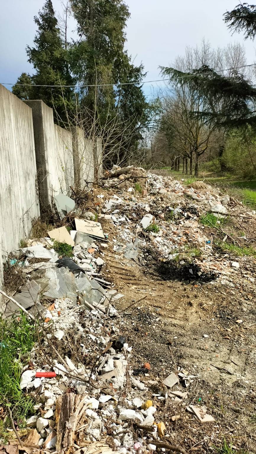 Rifiuti abbandonati nel parcheggio del cimitero di Nerviano