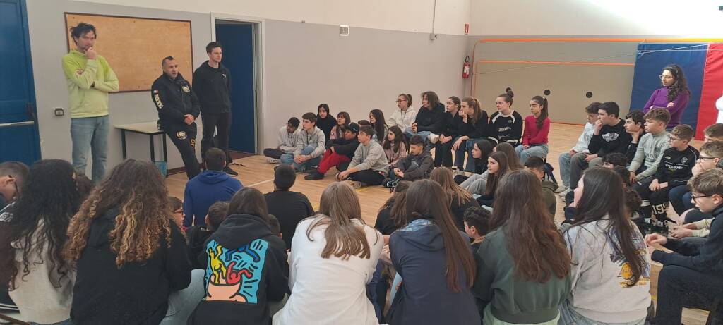Un pugile a scuola contro il bullismo