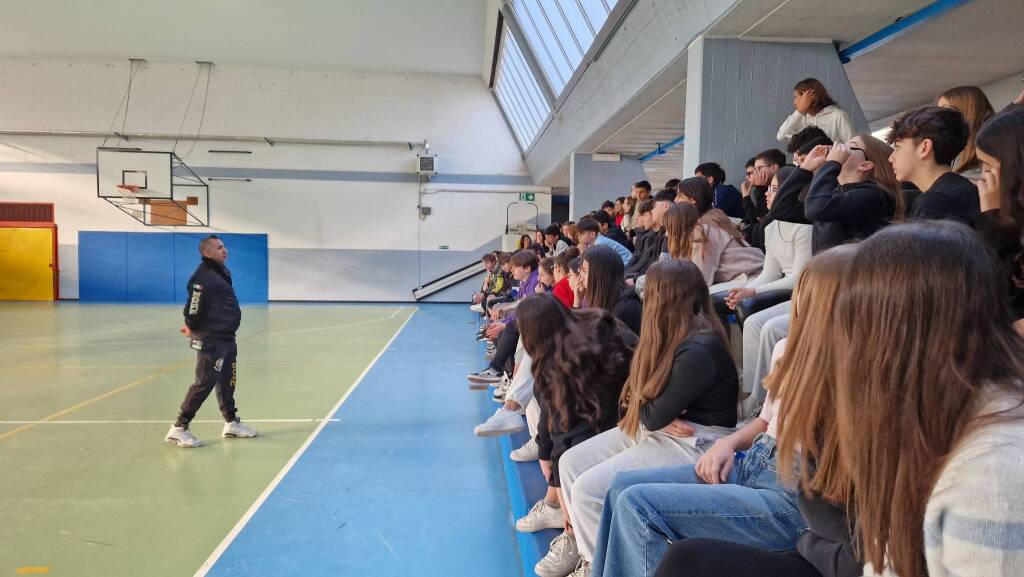 Un pugile a scuola contro il bullismo
