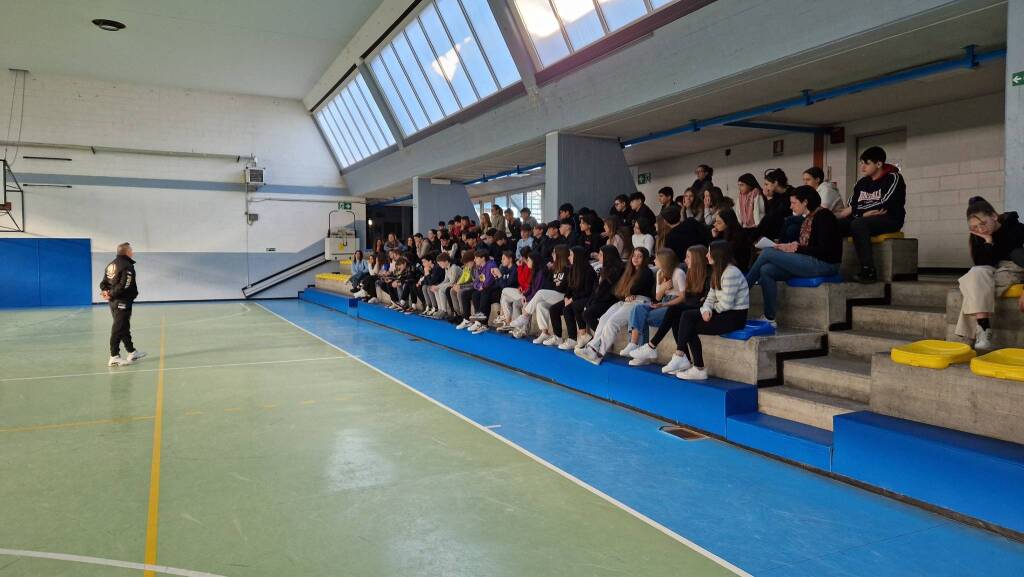 Un pugile a scuola contro il bullismo