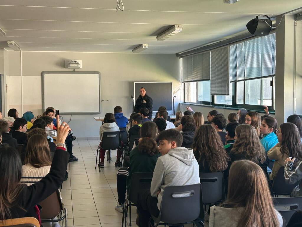 Un pugile a scuola contro il bullismo