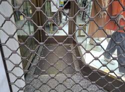 Atto vandalico a Chiasso: uova contro un negozio 